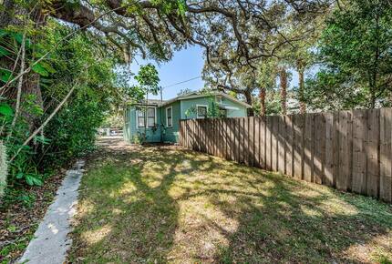 Quaint Bungalow just off Main Street - Dunedin, Florida