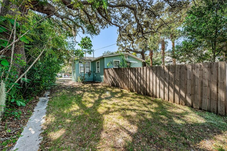 Quaint Bungalow just off Main Street - Dunedin, Florida