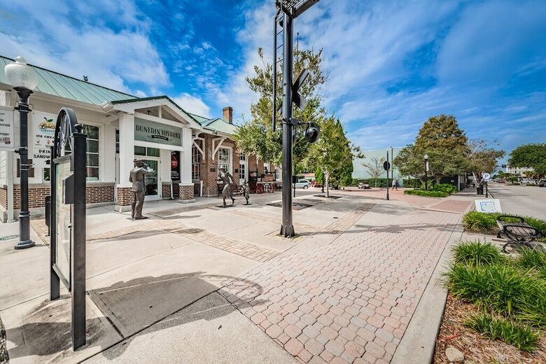 Quaint Bungalow just off Main Street - Dunedin, Florida