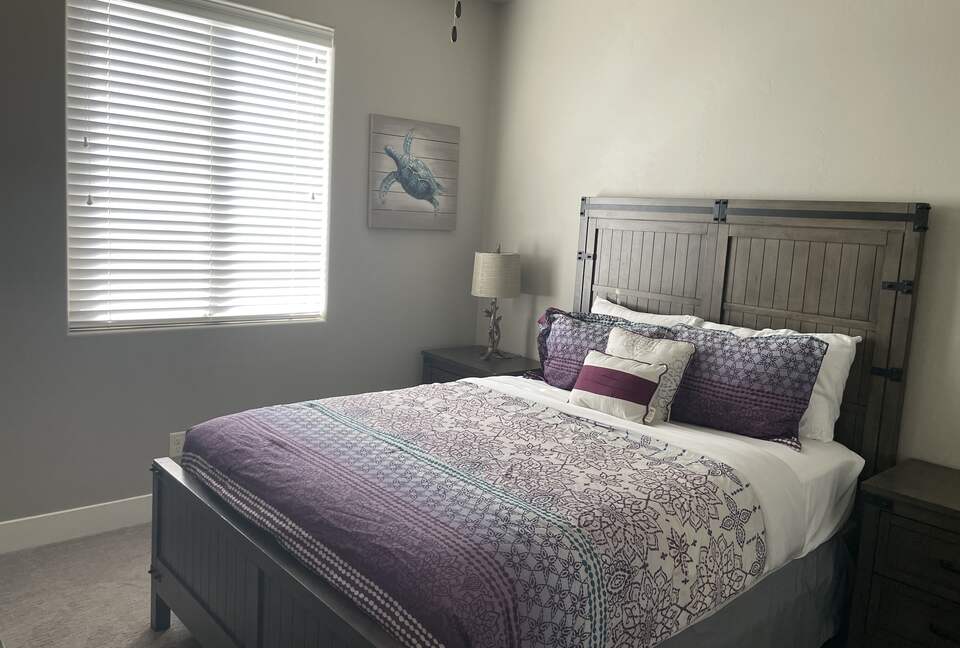 "Beach Bungalow" Queen, Bath in Hall next door, Main Floor