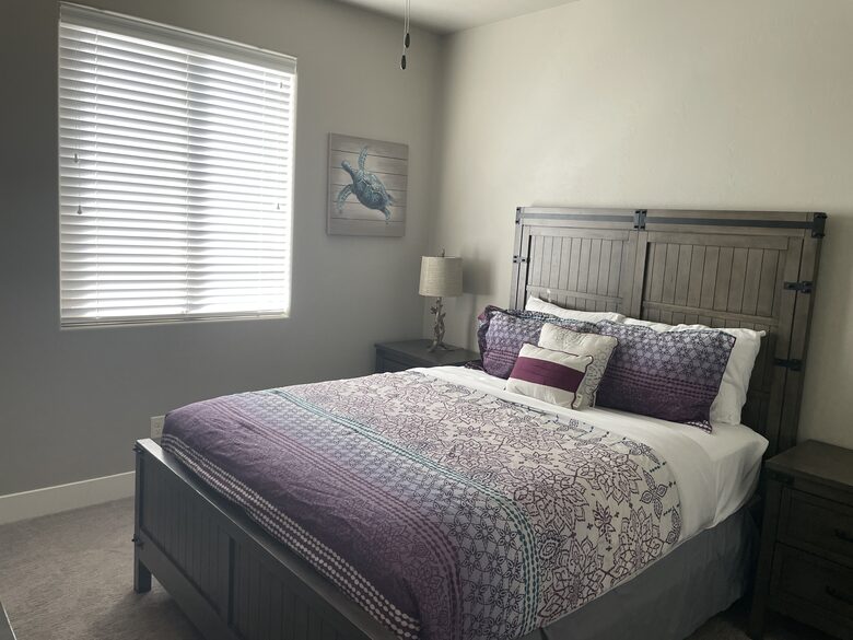 "Beach Bungalow" Queen, Bath in Hall next door, Main Floor