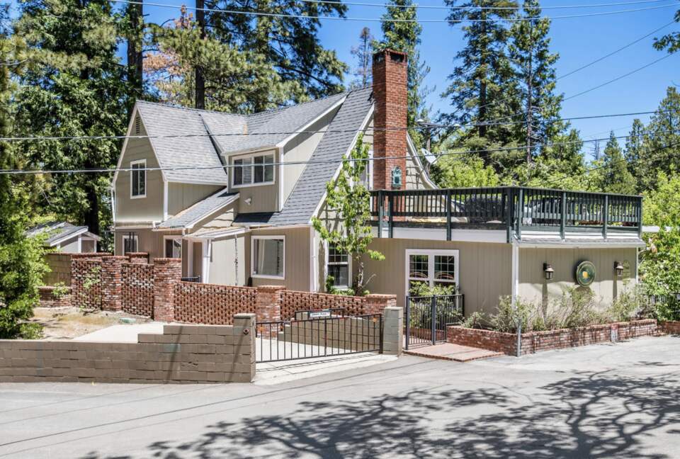 Beautiful Modern Home Walking Distance to Arrowhead Lake and Village - Lake Arrowhead, California