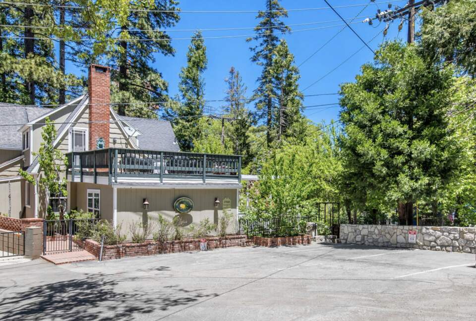 Beautiful Modern Home Walking Distance to Arrowhead Lake and Village - Lake Arrowhead, California