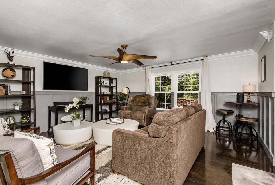 Beautiful Modern Home Walking Distance to Arrowhead Lake and Village - Lake Arrowhead, California