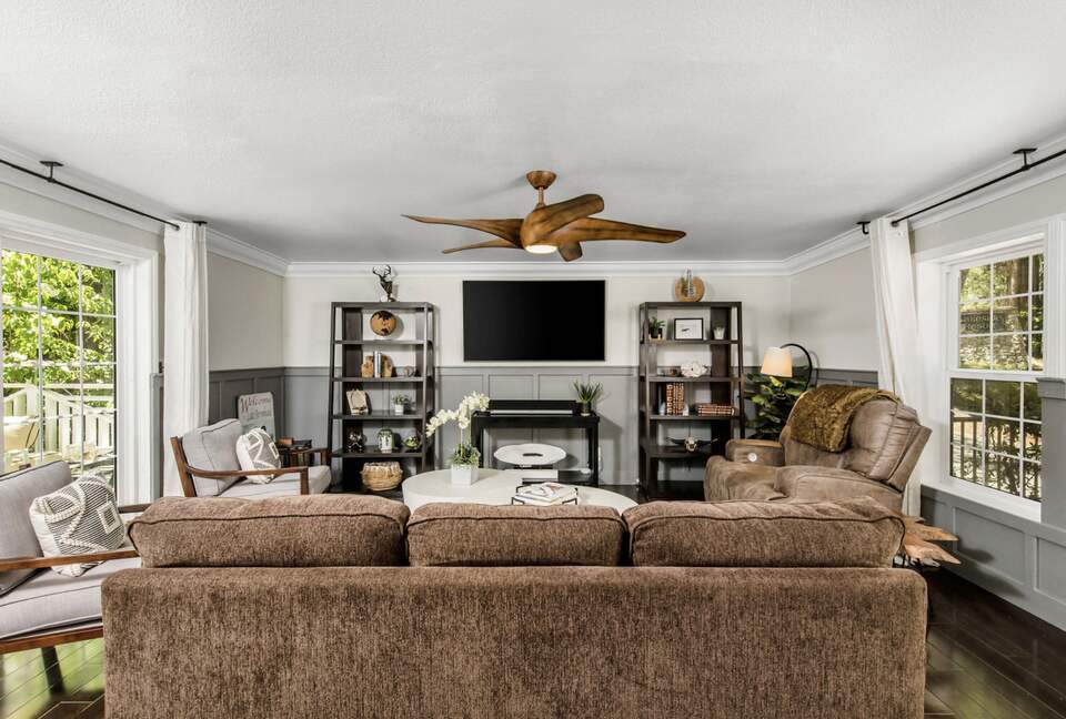 Beautiful Modern Home Walking Distance to Arrowhead Lake and Village - Lake Arrowhead, California