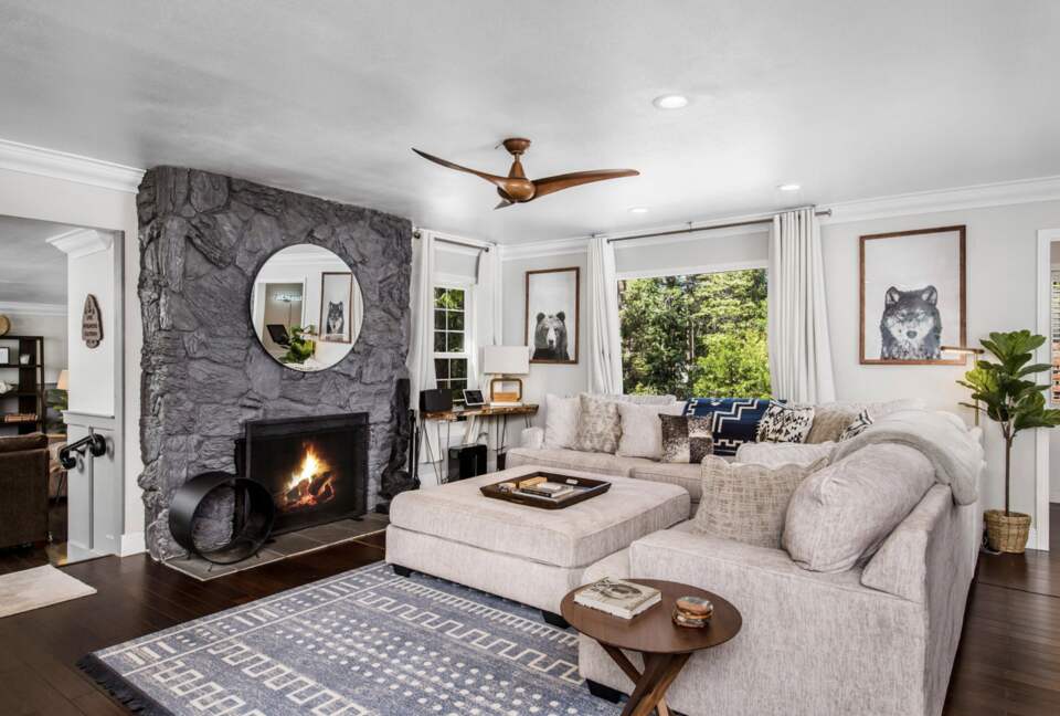 Beautiful Modern Home Walking Distance to Arrowhead Lake and Village - Lake Arrowhead, California