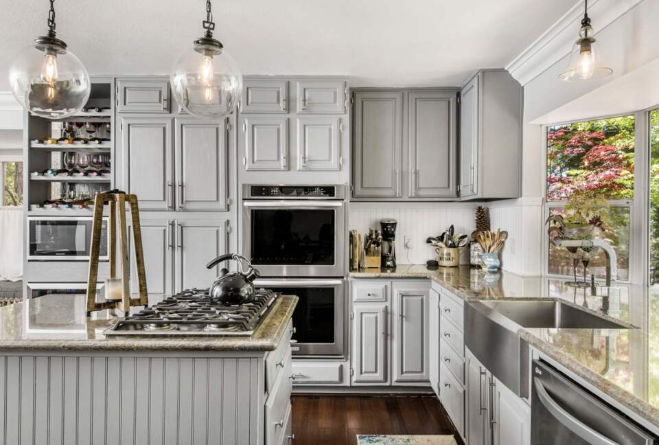 Beautiful Modern Home Walking Distance to Arrowhead Lake and Village - Lake Arrowhead, California