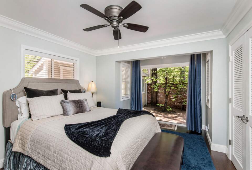 Beautiful Modern Home Walking Distance to Arrowhead Lake and Village - Lake Arrowhead, California