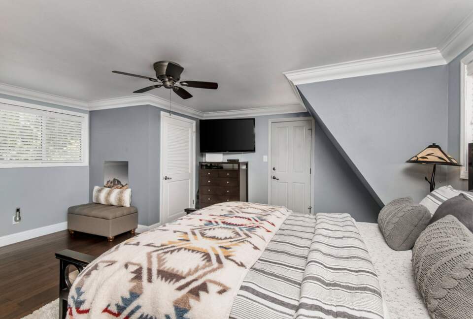 Beautiful Modern Home Walking Distance to Arrowhead Lake and Village - Lake Arrowhead, California