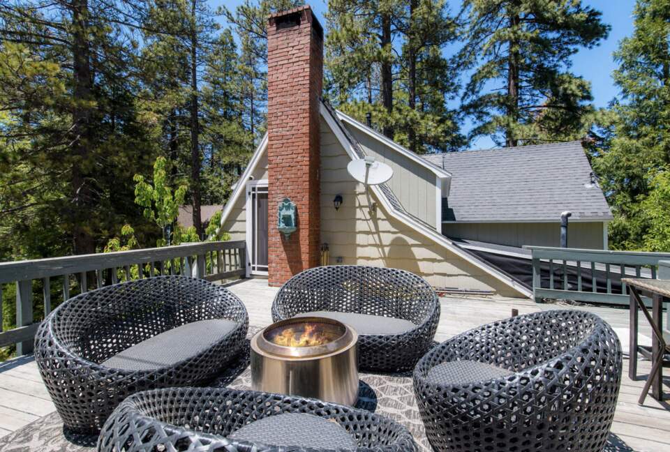 Beautiful Modern Home Walking Distance to Arrowhead Lake and Village - Lake Arrowhead, California