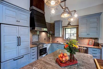 Luxury Lakefront Lodge With Sandy Beach, Hot Tub, Kayak/SUP, Dock - Grand Traverse County, Michigan