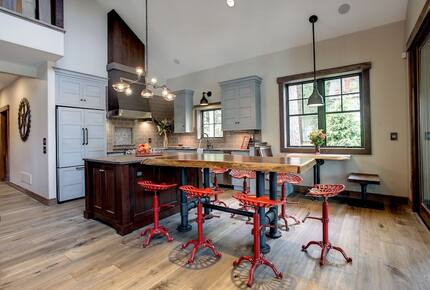 Luxury Lakefront Lodge With Sandy Beach, Hot Tub, Kayak/SUP, Dock - Grand Traverse County, Michigan