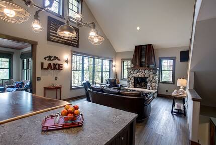 Luxury Lakefront Lodge With Sandy Beach, Hot Tub, Kayak/SUP, Dock - Grand Traverse County, Michigan