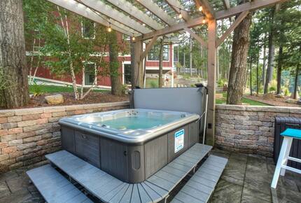 Luxury Lakefront Lodge With Sandy Beach, Hot Tub, Kayak/SUP, Dock - Grand Traverse County, Michigan