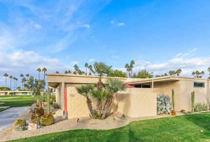 MidCentury Beauty | On golf course with a pool - Palm Springs, California
