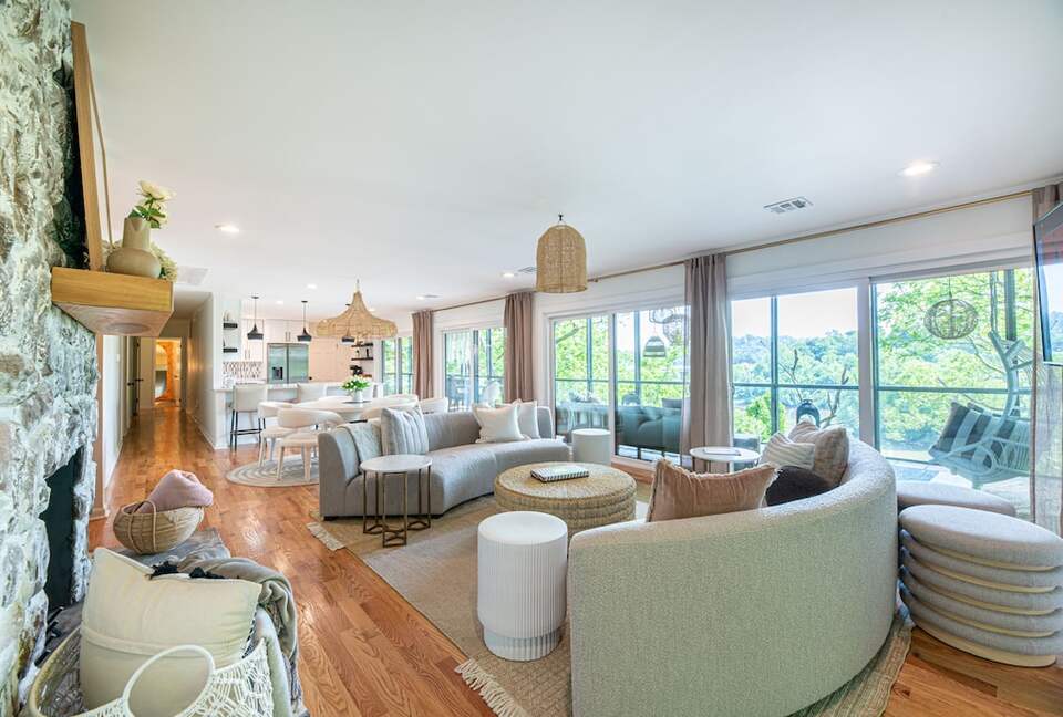 Luxury Riverfront Bungalow - Minutes to Downtown - Knoxville, Tennessee