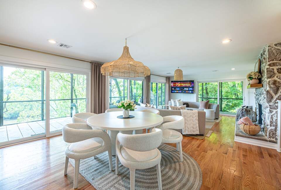 Luxury Riverfront Bungalow - Minutes to Downtown - Knoxville, Tennessee