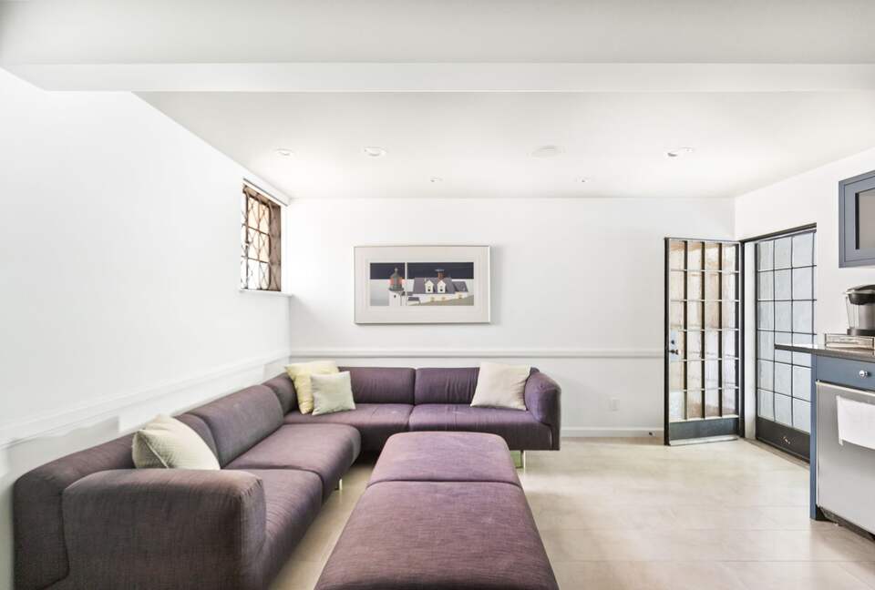 Lower level sitting area with Tv