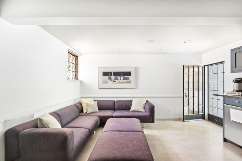 Lower level sitting area with Tv