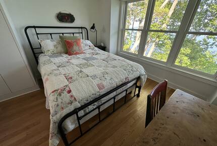 First of two bedrooms in the second cottage. Queen size bed.