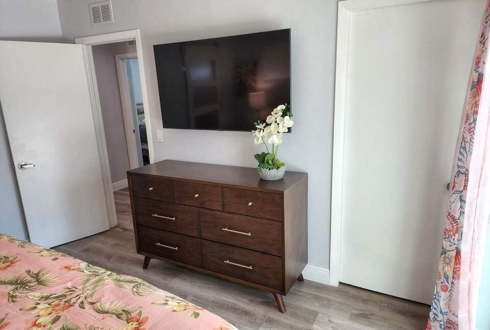 Sarasota Pool House - Heated Pool - EV Charger - Close to Beaches! - Sarasota, Florida