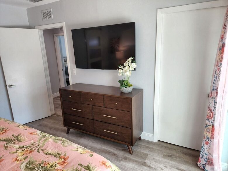 Sarasota Pool House - Heated Pool - EV Charger - Close to Beaches! - Sarasota, Florida