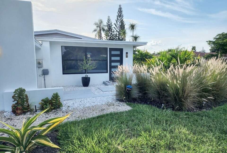 Sarasota Pool House - Heated Pool - EV Charger - Close to Beaches! - Sarasota, Florida