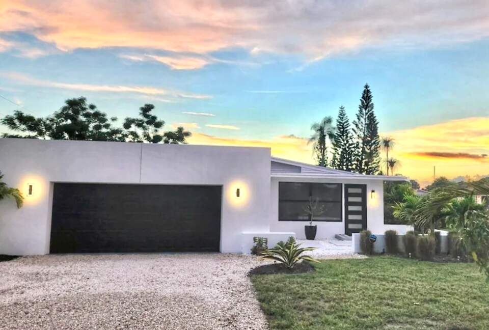 Sarasota Pool House - Heated Pool - EV Charger - Close to Beaches! - Sarasota, Florida