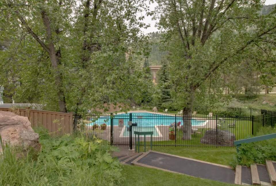 Timberfalls Hideaway - Luxurious Condo with Shared Pool and Tennis - Vail, Colorado