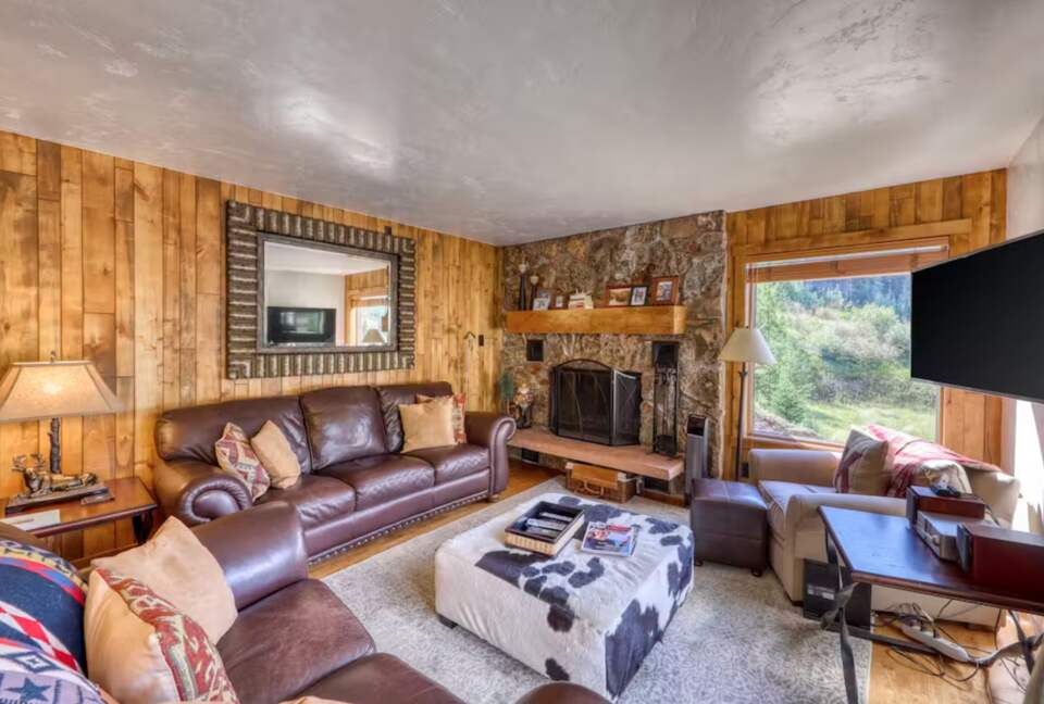 Timberfalls Hideaway - Luxurious Condo with Shared Pool and Tennis - Vail, Colorado