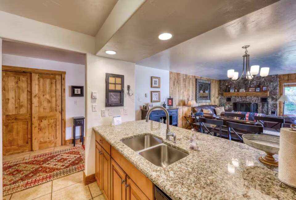 Timberfalls Hideaway - Luxurious Condo with Shared Pool and Tennis - Vail, Colorado