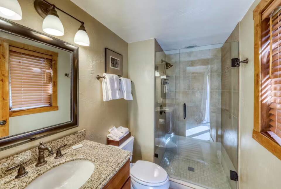 Timberfalls Hideaway - Luxurious Condo with Shared Pool and Tennis - Vail, Colorado