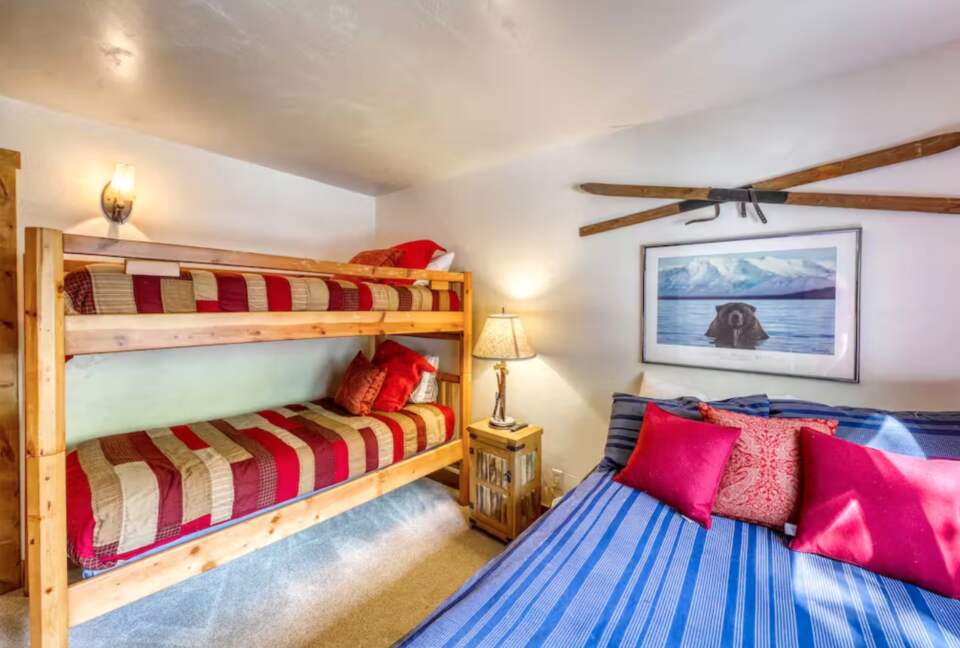 Timberfalls Hideaway - Luxurious Condo with Shared Pool and Tennis - Vail, Colorado