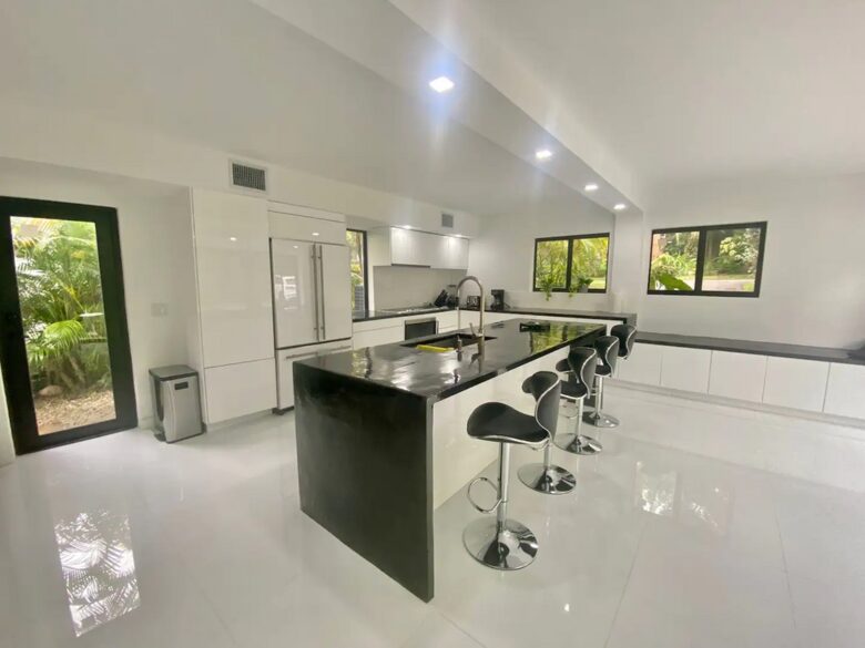 Spacious Family Retreat | With Pool, 15 minutes from Miami - El Portal, Florida