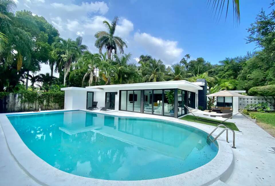 Spacious Family Retreat | With Pool, 15 minutes from Miami - El Portal, Florida