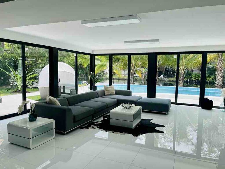 Spacious Family Retreat | With Pool, 15 minutes from Miami - El Portal, Florida