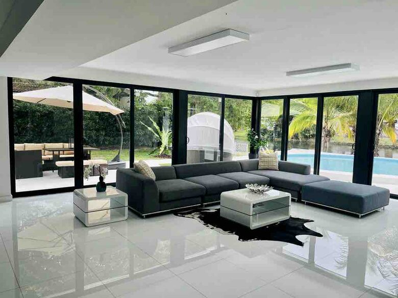 Spacious Family Retreat | With Pool, 15 minutes from Miami - El Portal, Florida