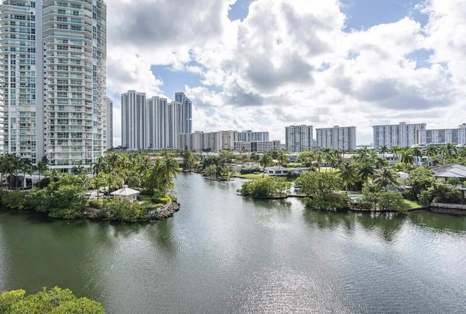 Apartment with water views - Sunny Isles Beach, Florida