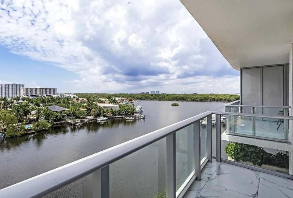Apartment with water views - Sunny Isles Beach, Florida