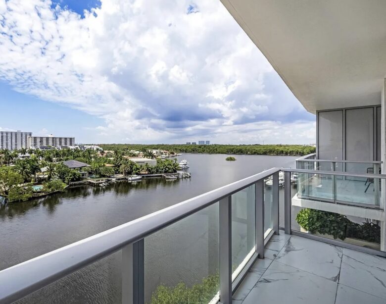 Apartment with water views - Sunny Isles Beach, Florida