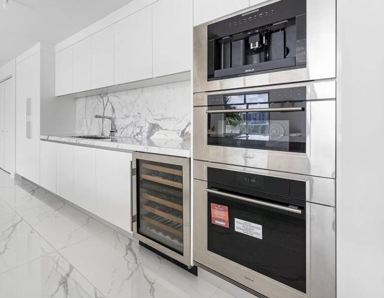 Apartment with water views - Sunny Isles Beach, Florida