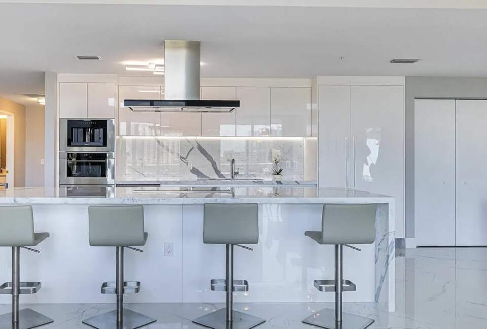 Apartment with water views - Sunny Isles Beach, Florida