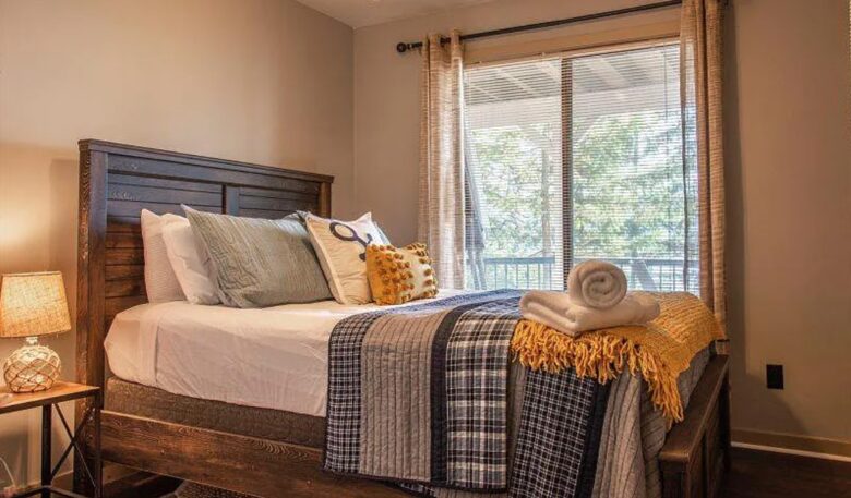 Charming Lakefront Home on Pristine Lake Coeur d' Alene - Coeur d'Alene, Idaho