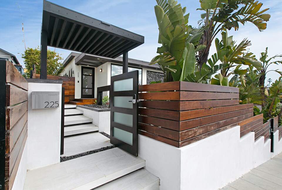Modern Luxury Beach House - Steps to Beach w/ Spa, Firepit & Waterfalls - Encinitas, California