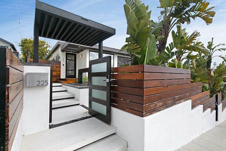 Modern Luxury Beach House - Steps to Beach w/ Spa, Firepit & Waterfalls - Encinitas, California