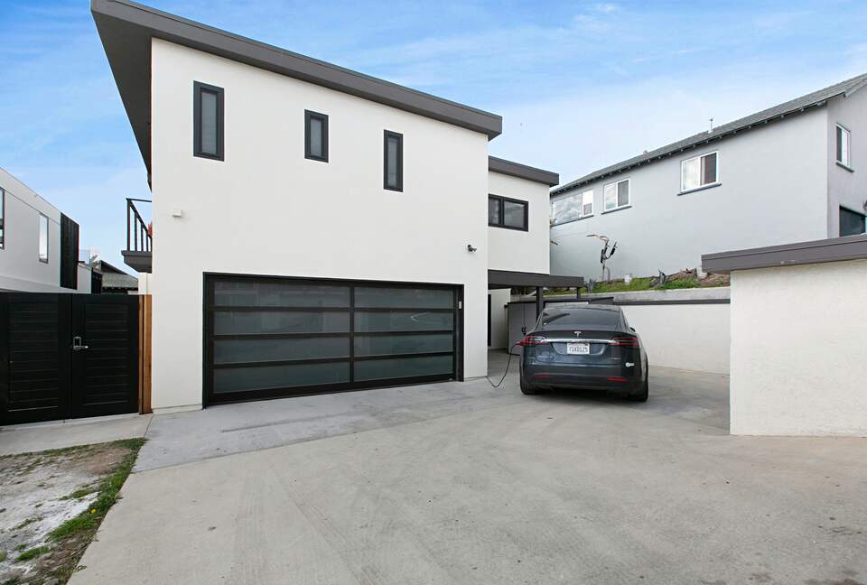 2 car garage & 3 driveway spaces