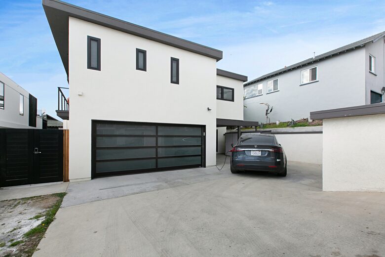 2 car garage & 3 driveway spaces