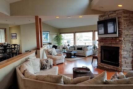 Abbey Marina Waterfront Home on Lake Geneva - Fontana, Wisconsin