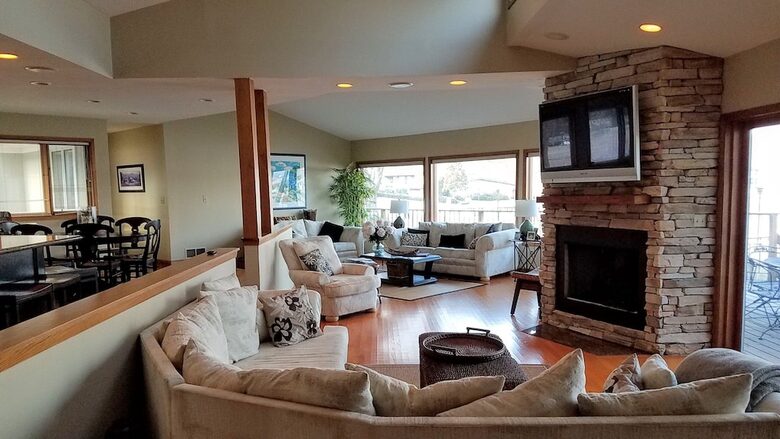 Abbey Marina Waterfront Home on Lake Geneva - Fontana, Wisconsin