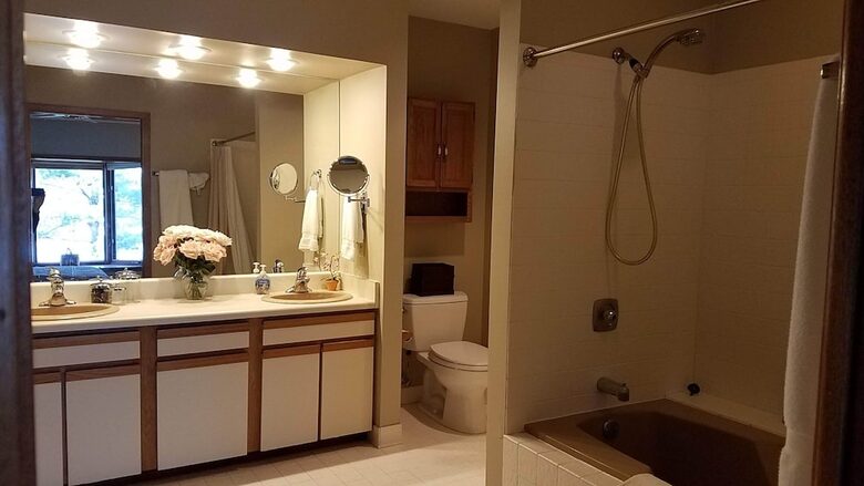 Abbey Marina Waterfront Home on Lake Geneva - Fontana, Wisconsin